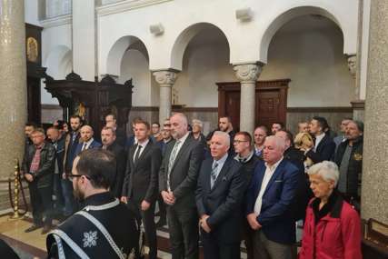 U PAUZI ZASJEDANJA Delegacija Grada prisustvovala bogosluženju povodom 23. godišnjice NATO bombardovanja SRJ (FOTO)