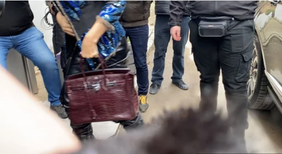 Ima se, može se: Ceca prošetala torbu koja KOŠTA KAO STAN (VIDEO)