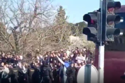 HAOS U HRVATSKOJ Navijači Hajduka kamenovali autobus u kojem su bili igrači Dinama (VIDEO)