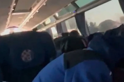 "ISUSE, RAZBILI SU..." Navijači Hajduka gađali kamenicama autobus sa igračima Dinama (VIDEO)
