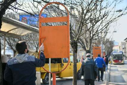 Akcija uređenja Banjaluke: Počelo farbanje tabli na autobuskim stajalištima