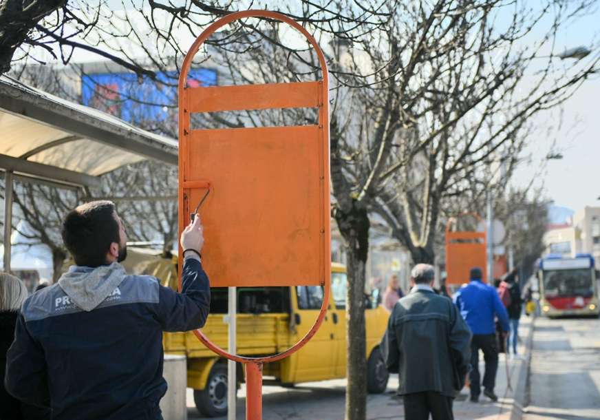 Akcija uređenja Banjaluke: Počelo farbanje tabli na autobuskim stajalištima