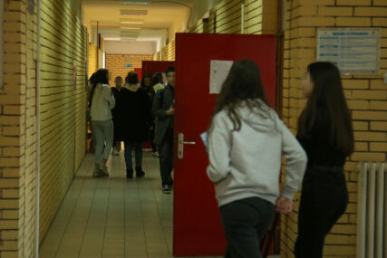 učenici u školksom hodniku