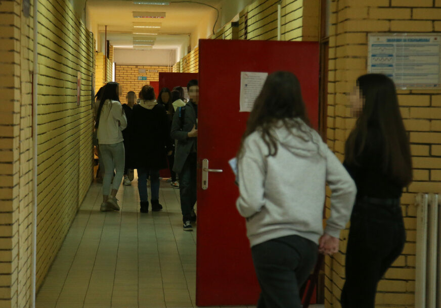 učenici u školksom hodniku