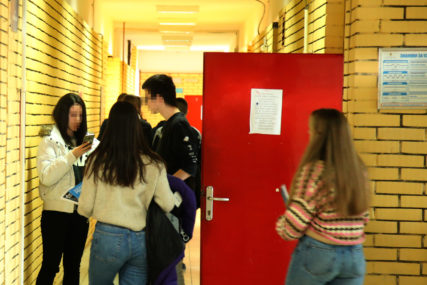 učenici u hodniku srednje škole