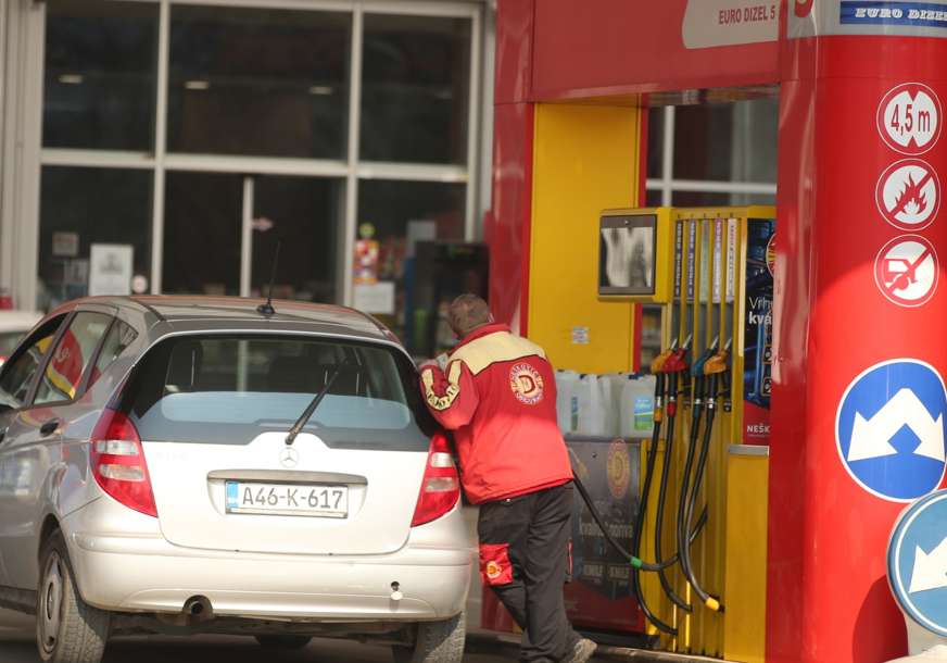 HIT U JEKU POSKUPLJENJA Vozač u strahu od krađe goriva ovako štiti svoj rezervoar (FOTO)