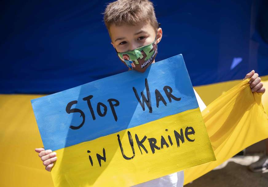 “Život ne prestaje ni tokom granatiranja” Slike djece rođene u ukrajinskim skloništima obilaze svijet (VIDEO, FOTO)