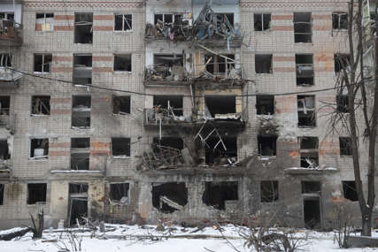 “Ova ruska bomba bi sravnila zgradu” Ukrajinci golim rukama i vodom deaktivirali granatu (VIDEO)