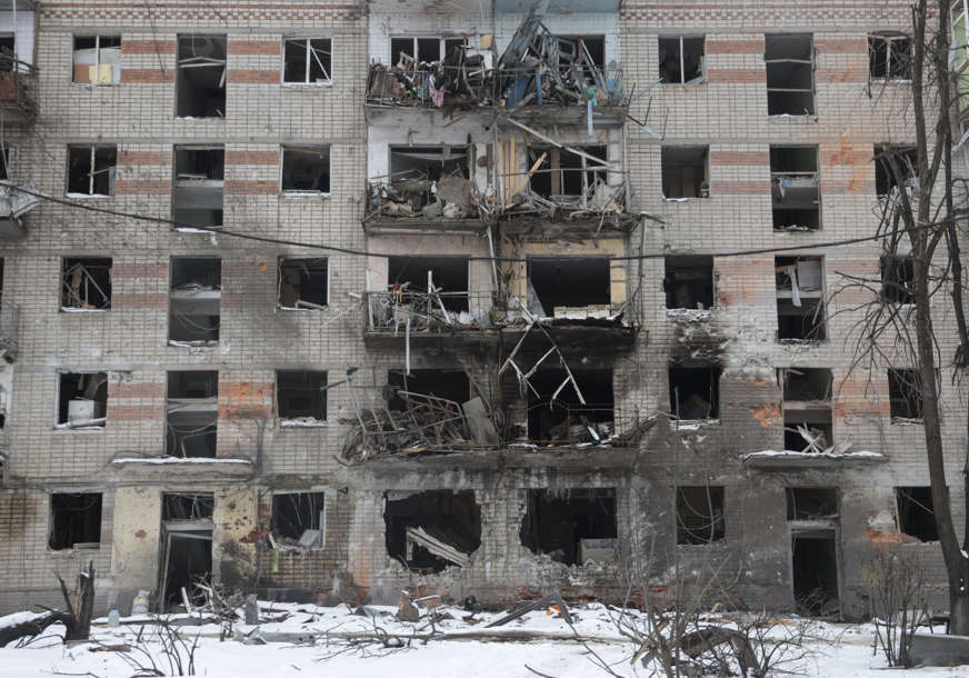 “Ova ruska bomba bi sravnila zgradu” Ukrajinci golim rukama i vodom deaktivirali granatu (VIDEO)