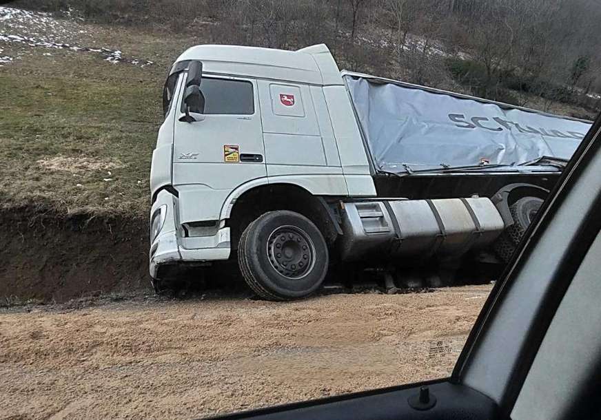 Nesreća u Banjaluci: Šleperom sletio s puta, usporen saobraćaj zbog posutog pijeska (FOTO)