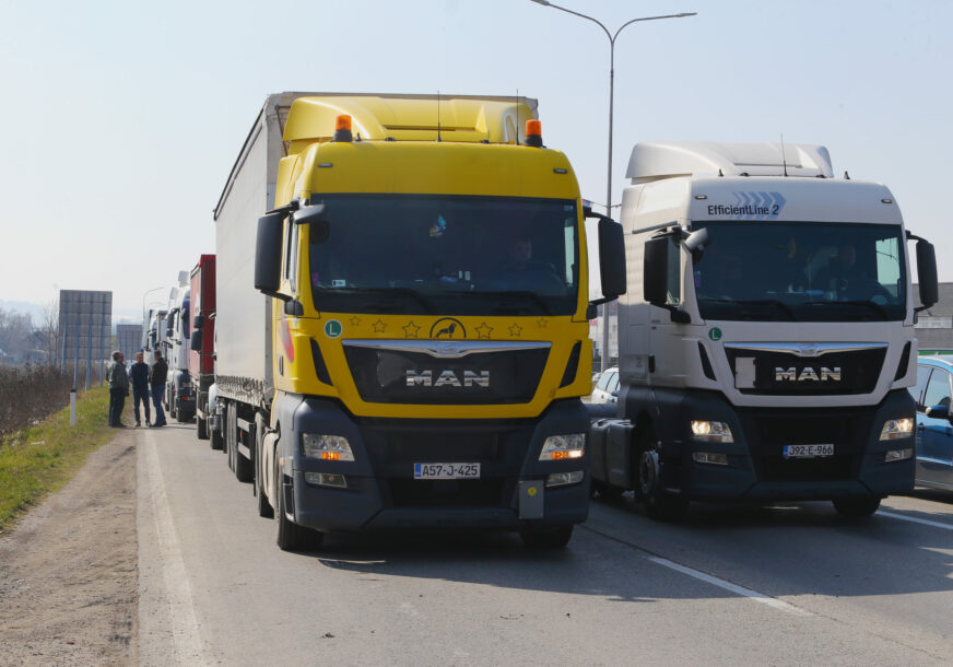 kamioni zaustavljeni na putu zbog protesta