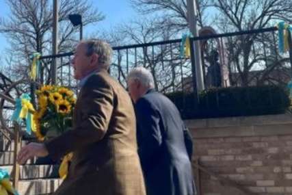 "Amerika je solidarna sa narodom Ukrajine" Bil Klinton i Džordž Buš posjetili ukrajinsku crkvu u Čikagu (FOTO, VIDEO)