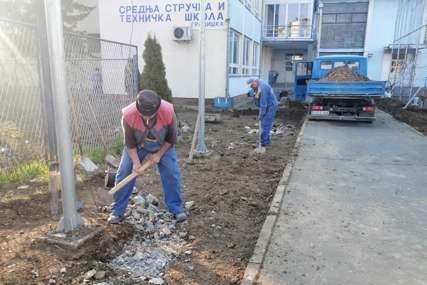 Kradu cvijeće i kvare klupe: Loše navike stanovnika Gradiške (FOTO)