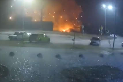 OSTAO OGROMAN KRATER Snimljen trenutak kad projektil pogađa tržni centar u Kijevu (VIDEO)