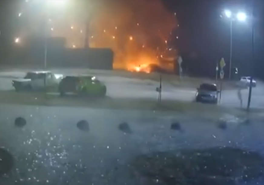 OSTAO OGROMAN KRATER Snimljen trenutak kad projektil pogađa tržni centar u Kijevu (VIDEO)