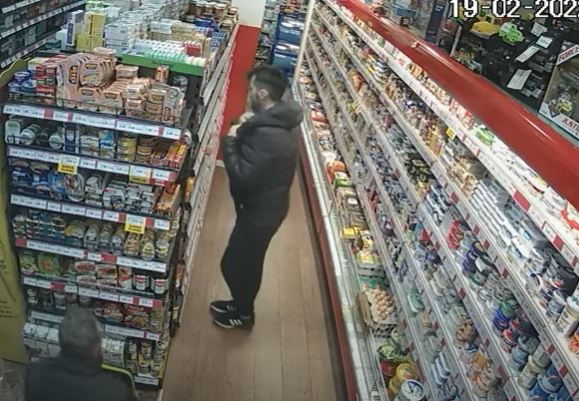 U JAKNU NATRPAO KAO U KOLICA Muškarac obilazi trgovine i krade robu, policija traga za njim (VIDEO)