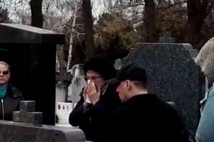 BOL KOJA NE PROLAZI Majka Ksenije Pajčin u suzama na groblju, sva u crnini miluje spomenik 12 godina nakon ubistva pjevačice (VIDEO)