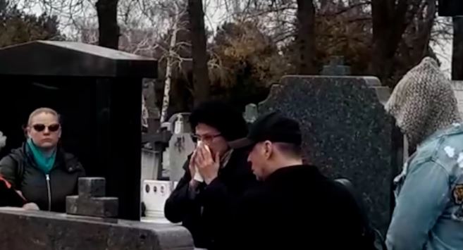 BOL KOJA NE PROLAZI Majka Ksenije Pajčin u suzama na groblju, sva u crnini miluje spomenik 12 godina nakon ubistva pjevačice (VIDEO)
