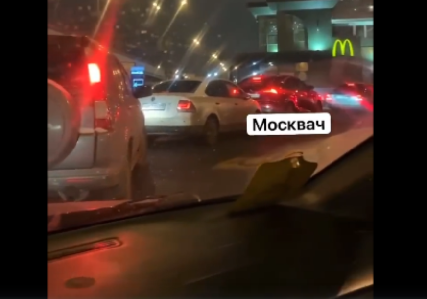 Nepregledne kolone: Rusi pohrlili u Mekdonalds prije nego se zatvori (VIDEO, FOTO)
