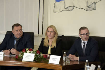 Dodik posjetio Ukrajince u Prnjavoru “Crkvi i udruženjima po 100.000 KM, podrška prikupljanju humanitarne pomoći”