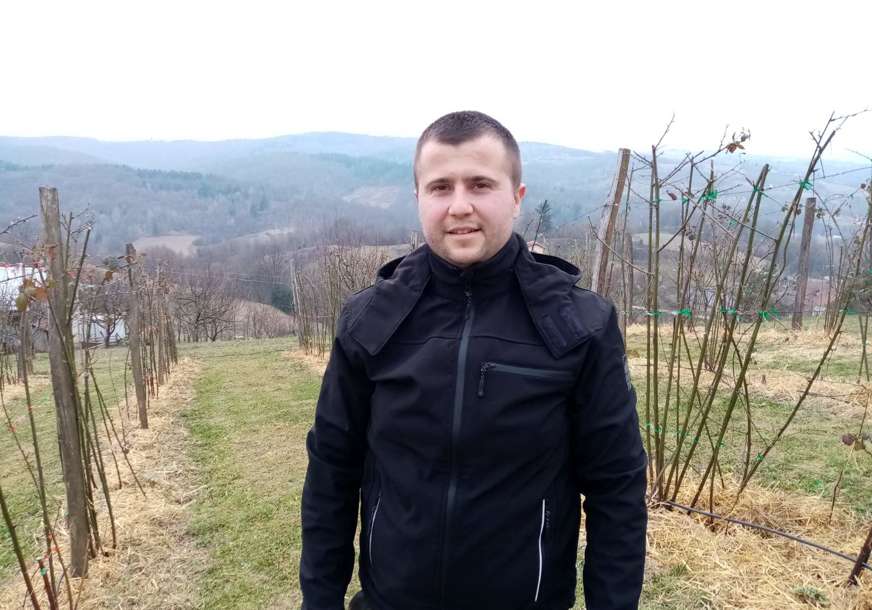 Nadmorska visina, plodna zemlja i voda su na njegovoj strani: Miroslav je najmlađi proizvođač kupina u Oštroj Luci (FOTO)