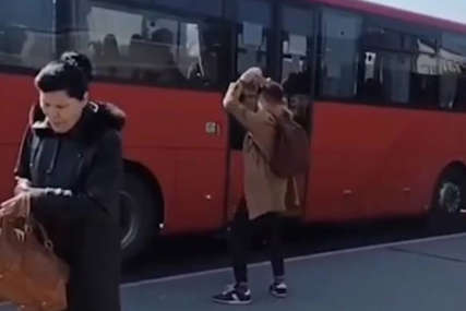 ODUŠEVIO PROLAZNIKE Mladić zaplesao na autobuskom stajalištu (VIDEO)