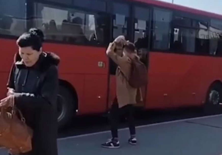 ODUŠEVIO PROLAZNIKE Mladić zaplesao na autobuskom stajalištu (VIDEO)