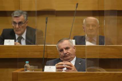 VODI SE KAO „NESTAO“ Zakon o nepokretnoj imovini Srpske nije na dnevnom redu  parlamenta, iako je premijer obećao da će biti
