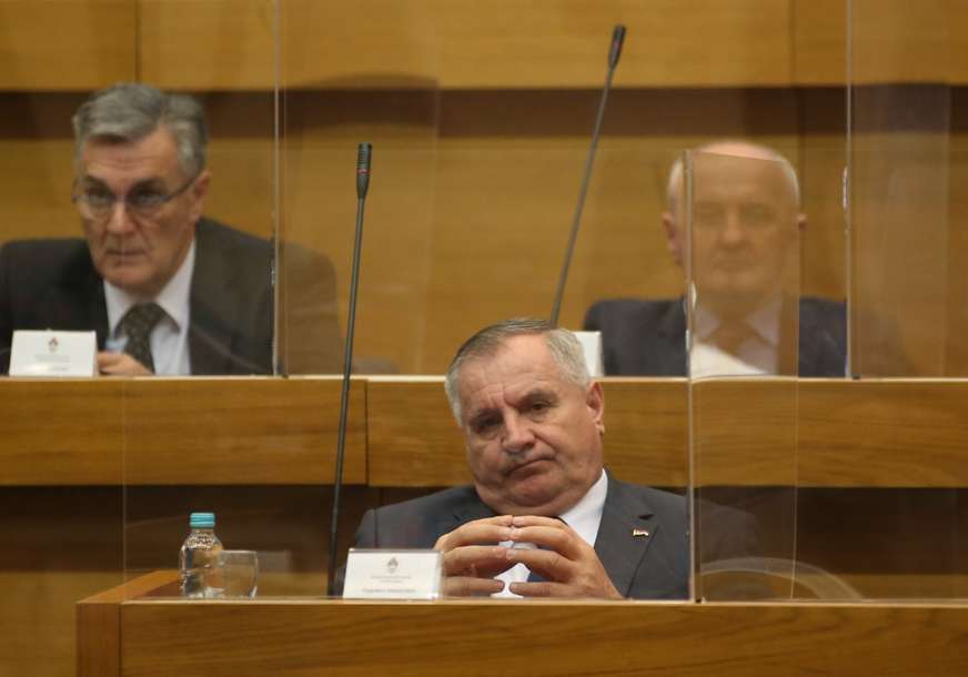 VODI SE KAO „NESTAO“ Zakon o nepokretnoj imovini Srpske nije na dnevnom redu  parlamenta, iako je premijer obećao da će biti