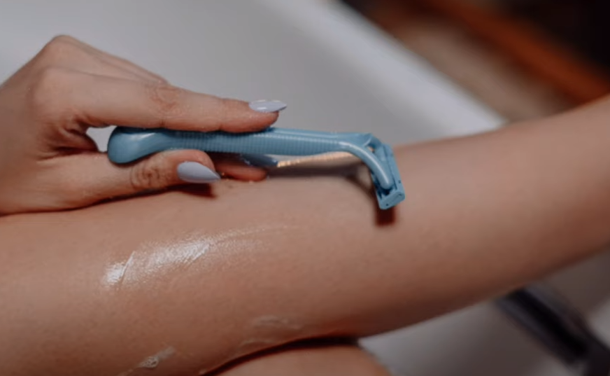 Žene će konačno odahnuti: Trik koji štedi vrijeme, ali i živce prilikom brijanja nogu (VIDEO)