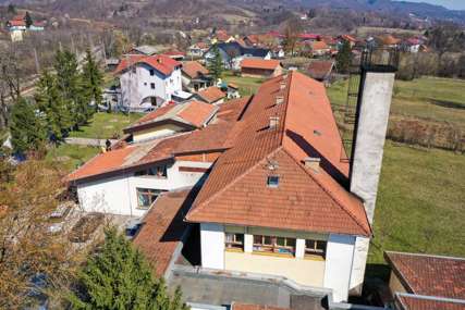 Izdvojeno 10.000 KM: Počela popravka krova na školi u Potkozarju