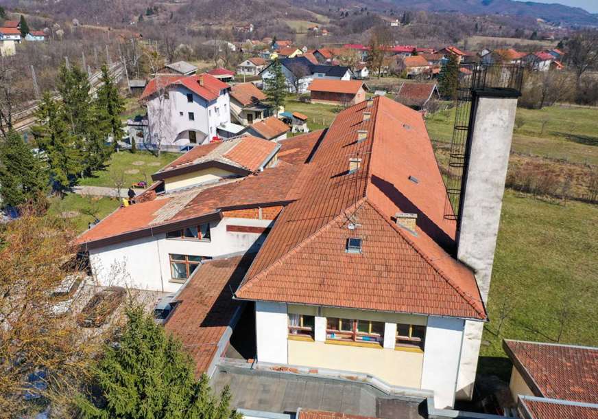 Izdvojeno 10.000 KM: Počela popravka krova na školi u Potkozarju