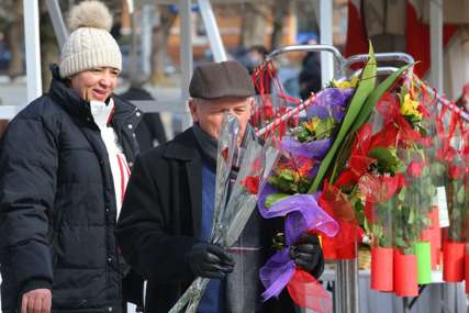 Grad pun cvijeća na Dan žena: Muškarci UŽURBANO KUPUJU POKLONE, ruže najpopularnije (FOTO)