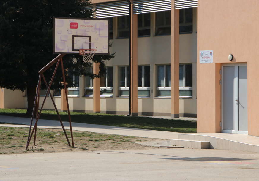 NAKON NAJHLADNIJE NOĆI Najveća osnovna škola u Srpskoj 2. polugodište počela bez grijanja