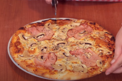 (VIDEO) Korisnici društvenih mreža ipak našli način da ovo spriječe: Kako "ukrasti" komad pice, a da mušterija ne primijeti