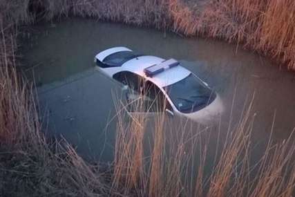 POLICIJSKI AUTO U KANALU Nesreća kao u akcionom filmu, policajci završili u vodi (VIDEO)