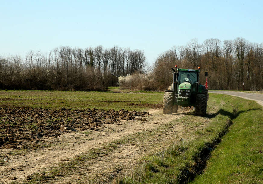 Zvorničanin zadobio povrede: Prevrnuo se traktor tokom vožnje
