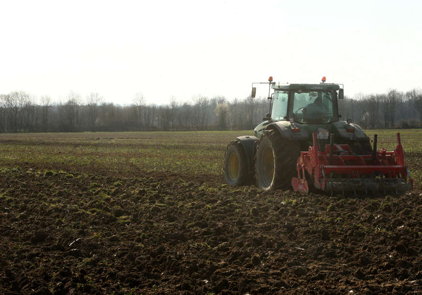 "Izgubio je kontrolu nad vozilom" Prevrnuo se traktor, VOZAČ (48) IZGUBIO ŽIVOT na mjestu nesreće