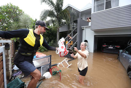 RASTE BROJ POGINULIH Poplave odnijele deset života, ljude sa krovova kuća spasavaju helikopterima (VIDEO)