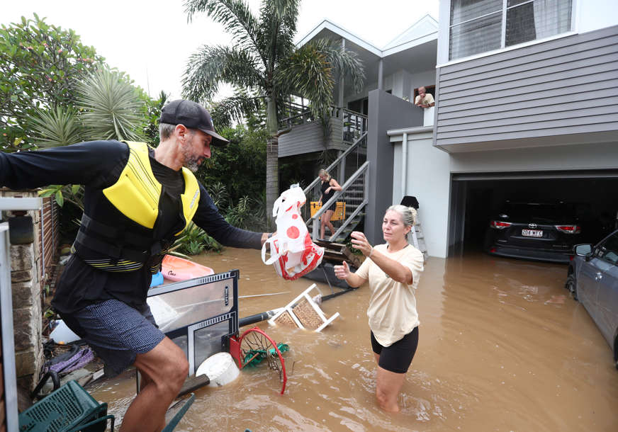 RASTE BROJ POGINULIH Poplave odnijele deset života, ljude sa krovova kuća spasavaju helikopterima (VIDEO)