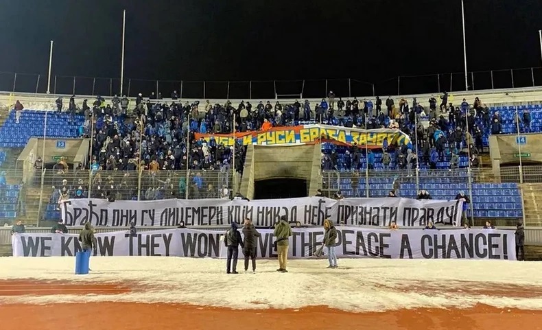 BRAĆO, ONI SU LICEMJERI Ruski navijači odgovorili na transparent Delija (FOTO)