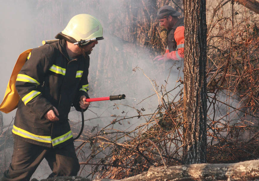 AKTIVNI POŽARI NA VIŠE LOKACIJA Vatrogasci nastavljaju borbu s vatrom u Hercegovini