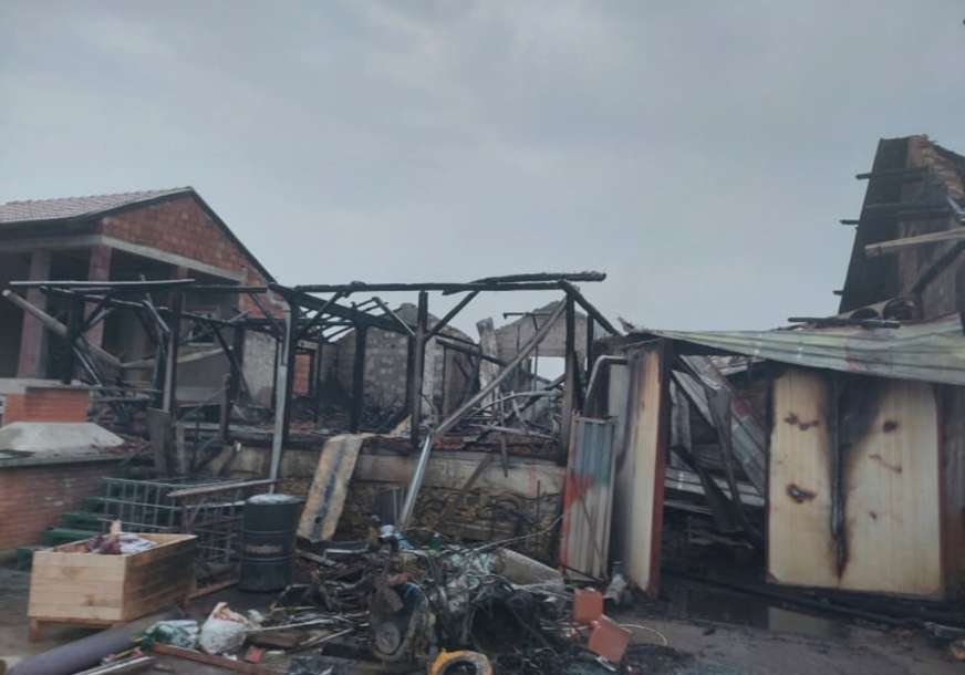 KOMŠIJE PRVE PRIMJETILE VATRU Požar napravio ogromnu štetu, Drljača obećao pomoć opštine (FOTO)
