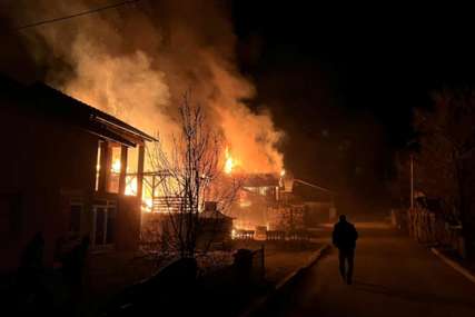 POŽAR "PROGUTAO" HALU  Vatrogasci se čitavu noć borili sa vatrom u “Drvoprometu” (FOTO)
