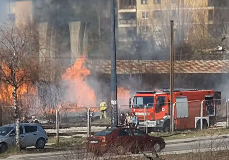 POŽAR U SARAJEVU Gori objekat kod hotela "Grand", vatra se proširila na prugu (VIDEO)
