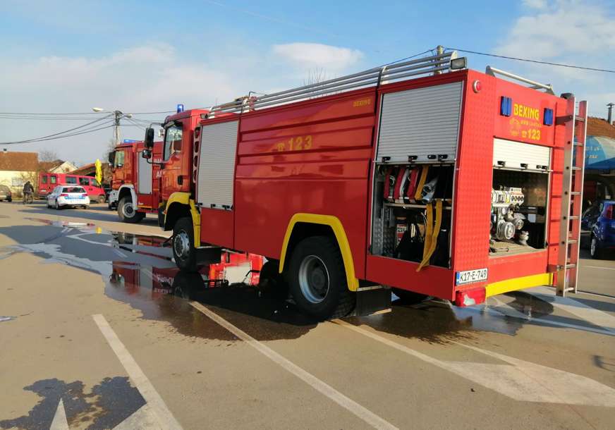 Iskra ZAPALILA FABRIKU, šteta 200.000 KM: Vatrogasci spriječili da se požar kod Laktaša proširi i na kuće