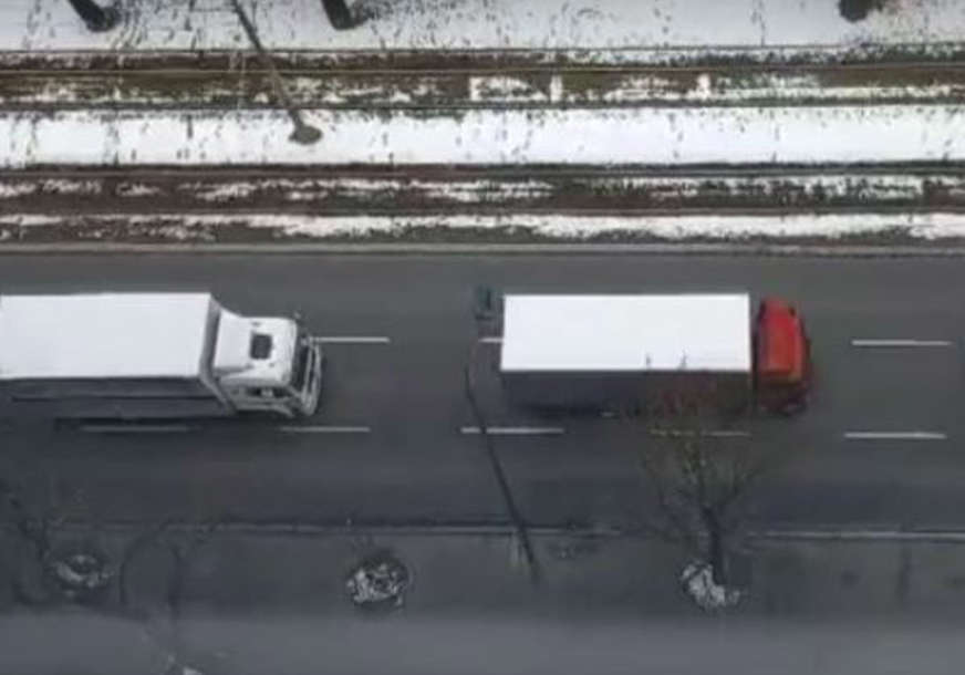 TRAŽE UKIDANJE AKCIZA NA NAFTU Protest prevoznika u Sarajevu, kolona kamiona prošla kroz grad (VIDEO)