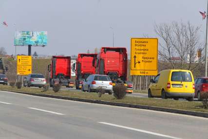 Počelo okupljanje kamiondžija na prijedorskoj petlji: U problemu zbog divljanja cijena goriva i inflacije (FOTO, VIDEO)