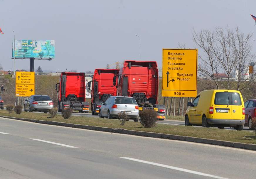 Počelo okupljanje kamiondžija na prijedorskoj petlji: U problemu zbog divljanja cijena goriva i inflacije (FOTO, VIDEO)