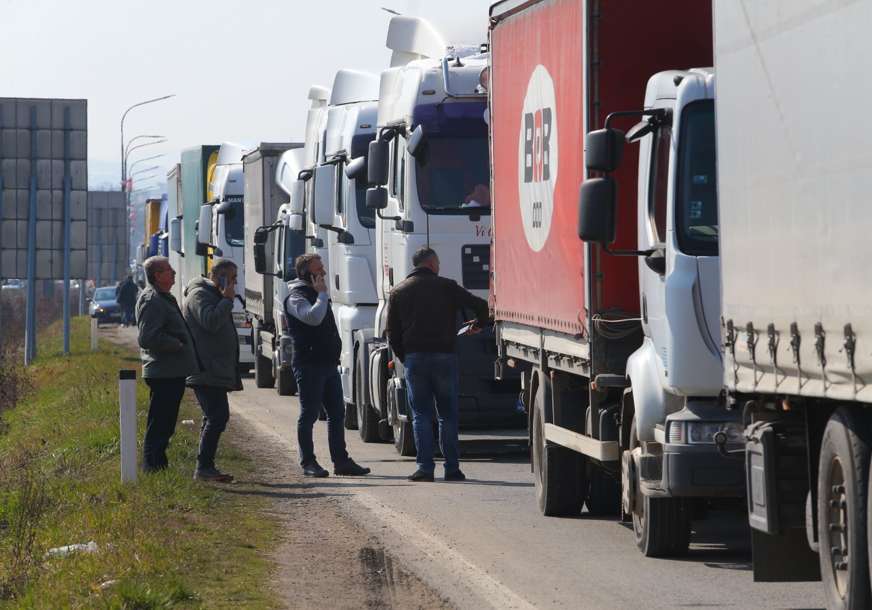Zarobljeni u kilometarskim KOLONAMA: Prevoznici iz Srpske danima blokirani na njemačkim putevima